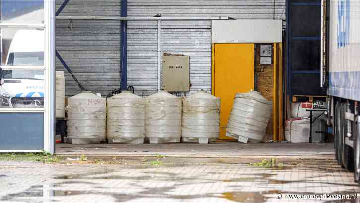 Emmeloord - Drugslab en duizenden liters drugsafval aangetroffen in bedrijfspand Emmeloord