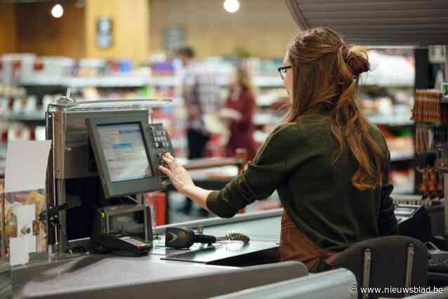 Dochter werkt aan de kassa van supermarkt en rekent producten voor haar vader niet aan: minstens 1.200 euro aan boodschappen onbetaald meegenomen