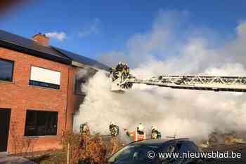 Brand vernielt woning: enorme rookontwikkeling,  bewoonster naar ziekenhuis gebracht