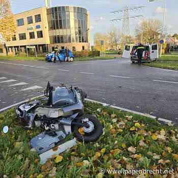 Auto en scooter botsen op Veerweg