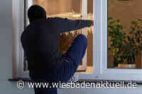 Einbrecher klettern auf Fensterbank und wollen in die Wohnung