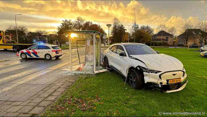 Emmeloord - Spinnende auto ramt lantaarnpalen en bushokje in Emmeloord