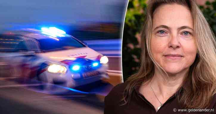 ‘s Ochtends vroeg valt politie plots Barbara’s huis binnen: ze wordt verdacht van terrorismefinanciering