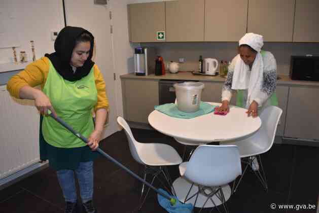 Dienstencheques ook duurder voor wie ze dit jaar koopt en in 2025 gebruikt, maar... huishoudhulp krijgt amper opslag