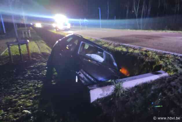 Auto komt tegen duiker terecht in Kaulille: opa en twee kleinkinderen gewond