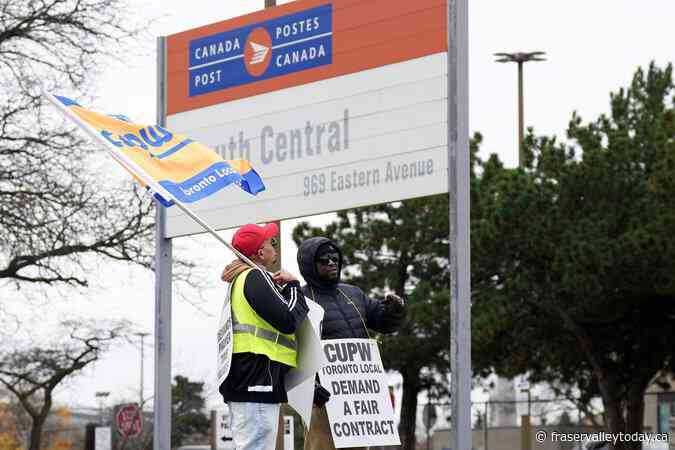 Canadians favour government intervention in Canada Post, port labour disputes: poll