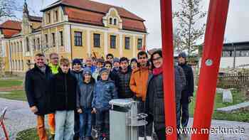 Projekt an Peitinger Mittelschule: Neuntklässler bauen Pfandflaschen-Halterungen für Müllcontainer
