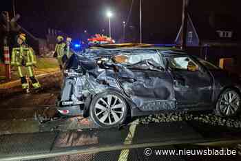 Auto belandt onder trein in Zottegem: bestuurster kan uitstappen en is ongedeerd, treinverkeer onderbroken