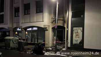 Müllcontainer brennt in Rosenheim lichterloh – Feuerwehr verhindert wohl Schlimmeres