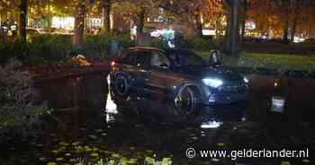 Auto eindigt in vijver na aanrijding op Keizer Karelplein in Nijmegen