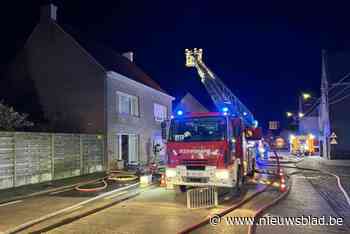 Gezin met jonge kinderen vlucht tijdig uit brandend huis, woning onbewoonbaar
