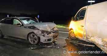 Botsing tussen auto en busje op de N320 in Lienden: één gewonde