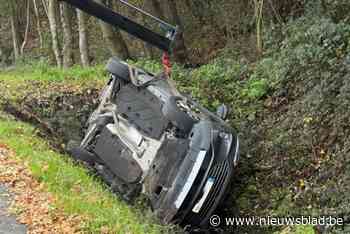 Twee personen lichtgewond na frontale botsing in Moerbrugsestraat: “Wagens zijn total loss”