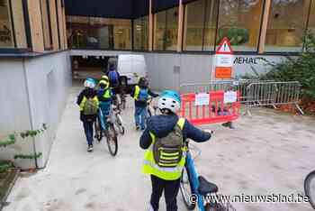 Na diverse valpartijen op spekglad beton: “Toegang naar nieuw zwembad krijgt antisliplaag”