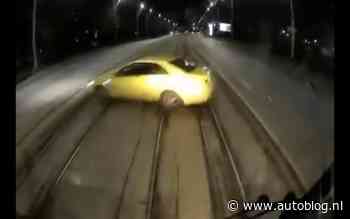 Video: Tram eet afslaande auto