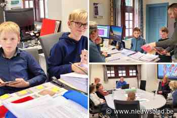 Ruim 130 leerlingen van GBS Klim Op in Gooreind ontpoppen zich even als ambtenaar op gemeentehuis