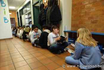 800 leerlingen vormen voorleesslinger: “Willen jongeren opnieuw doen genieten van verhalen”