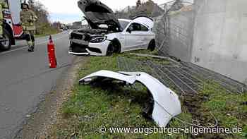 Auto kommt von der Straße ab und prallt gegen Zaun und Mauer