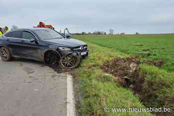Auto wijkt uit en botst op duiker, bestuurster ongedeerd