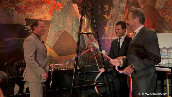 Drie bewindslieden luiden scheepsbel en richten Rijksregiebureau Maritieme Maakindustrie op