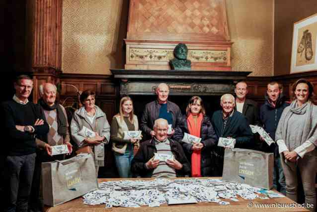 Winnaars kraslotenactie ontvangen hun prijs