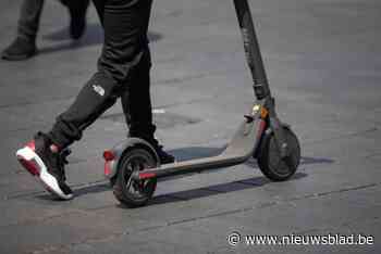 “We gingen te laat zijn voor de match van KAA Gent”: student veroordeeld die met passagier op step door rood licht rijdt