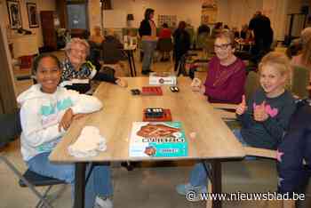 Lagereschoolkinderen spelen gezelschapsspelen met bewoners van wzc Poldervliet