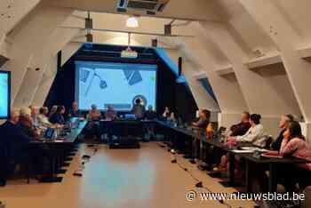 Lintse raadsleden nemen afscheid van legislatuur met gepersonaliseerde pen