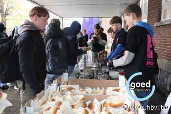 1B van Mosa-RT in Kinrooi maakt hotdogs voor Kinderkankerfonds