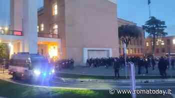 Scontri alla Sapienza fra collettivi di sinistra e studenti di destra. Vigilante ferito da una sassata