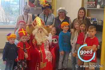 Sinterklaas verrast de kinderen na het voorleesontbijt in bib van Lanaken