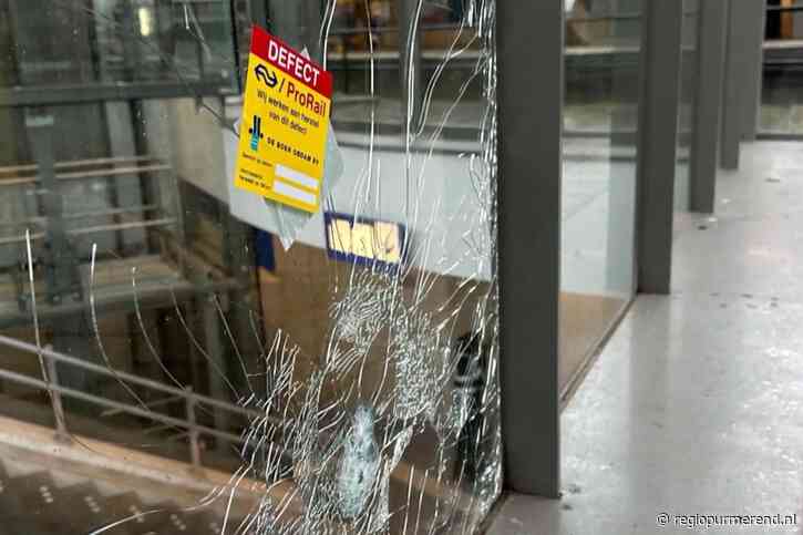 Kapotgeslagen ruiten op station Purmerend, ProRail schat schade op 10.000 euro