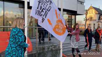 Wethouders hijsen de vlag voor Orange the World