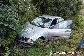 Auto belandt naast afrit van E313 in Bilzen