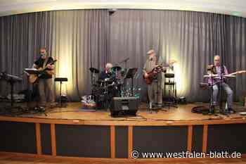 300 Dominos-Fans singen „Happy Birthday“