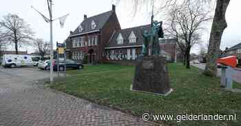 Bedrijf heeft gemeente in de houdgreep; Albert Heijn laat beslag leggen op oude gemeentehuis na ‘handjeklapdeal’
