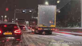 Vrachtwagens staan stil, mensen op de weg: sneeuw houdt huis in Groningen