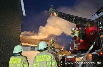 FW Burscheid: Dachstuhlbrand zerstört Wohnhaus