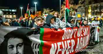 Vredesmars door het centrum van Arnhem: honderden lichtjes en een minuut stilte voor Palestina en Libanon