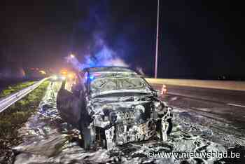 Auto vat vuur op E17: inzittenden laten brandende wagen achter en worden opgepikt