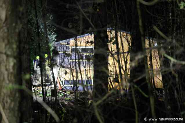 Dak en isolatie chalet deels vernield door brand