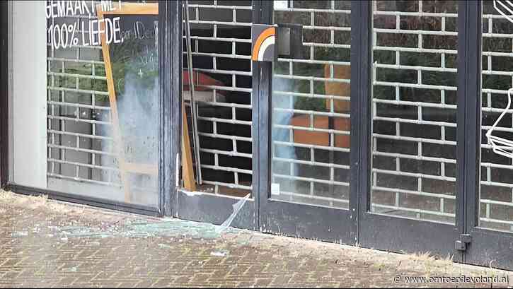 Lelystad - Gesneuvelde ruiten bij broodjeszaak Agorahof, mogelijk explosie