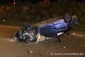 Stevige crash op N16: Wagen over de kop