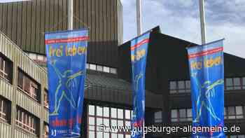 Aktion: Landratsamt setzt mit Fahnen ein Zeichen gegen Gewalt an Frauen