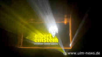 Spannung vor der Illumination des Einstein-Discovery-Centers auf der Donau