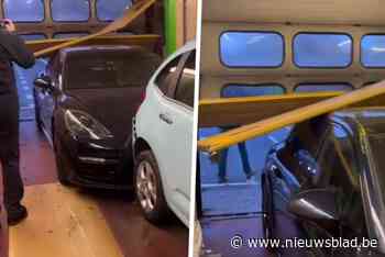 Porsche ramt poort van keuringscentrum en rijdt in op wachtrij: “Bleef haken achter de gaspedaal”