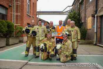 Brandweer Beerse overhandigt kalender 2025 aan Aurubis