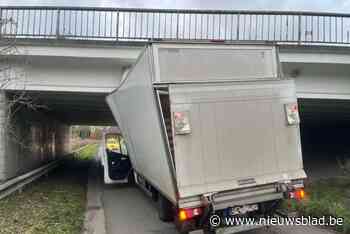 Beruchtste brug van Veurne eist nieuw ‘slachtoffer’: vrachtauto loopt flinke schade op
