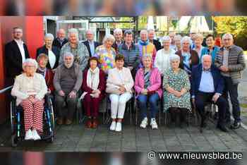 80-jarigen klinken op het leven