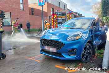 Auto wordt na botsing gekatapulteerd tegen verlichtingspaal: brandweer moet geknelde persoon bevrijden